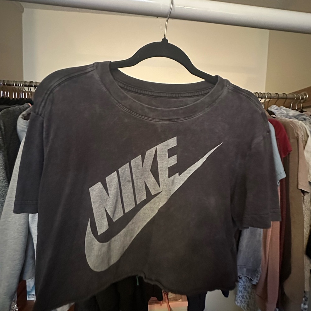 Nike women’s sportswear crop top